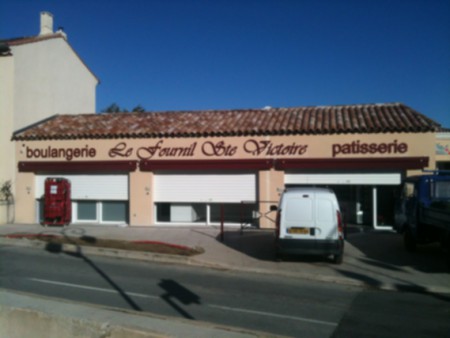 LETTRES EN PVC LAQUE ENTRETOISEES AVEC RETRO-ECLAIRAGE